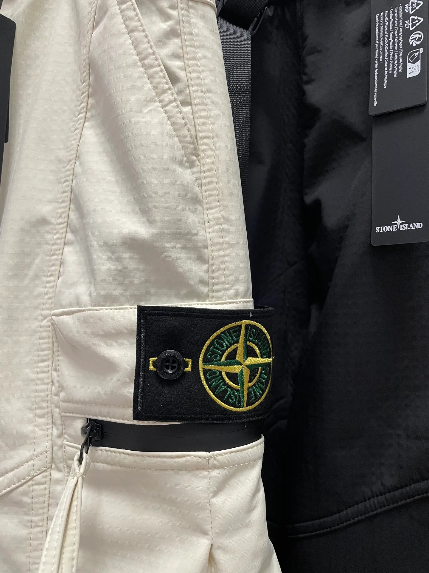 P280 Stone Island/Stone Island badge velvet casual workwear straight pants. Velvet style. Good warmth in autumn and winter. Original quality. Must buy in winter. Variable leg version. The upper body is very simple, handsome and stylish. It is for men and women. The micro-elastic texture is very soft and comfortable. The upper body is super versatile and can be worn by anyone. The loose version is suitable for all kinds of figures. I like to wear it quickly. Color: black, army green, dark gray, apricot